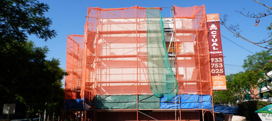 IDG GRUP WEB - IMAGEN CORPORATIVA Y PUBLICIDAD. ROTULACIÓN. Diseñamos LONAS, BANDEROLAS, PANCARTAS para las obras de empresas de construcción y rehabilitación de edificios. Frontlit, microperforadas con rejilla pvc, solvotex,... Cliente: ACTUAL FAÇANA - FACHADA ACTUAL (Cornellá).