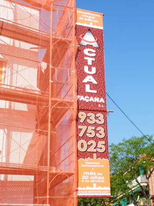 IDG GRUP WEB - IMAGEN CORPORATIVA Y PUBLICIDAD. ROTULACIÓN. Diseñamos LONAS, BANDEROLAS, PANCARTAS para las obras de empresas de construcción y rehabilitación de edificios. Frontlit, microperforadas con rejilla pvc, solvotex,... Cliente: ACTUAL FAÇANA - FACHADA ACTUAL (Cornellá).