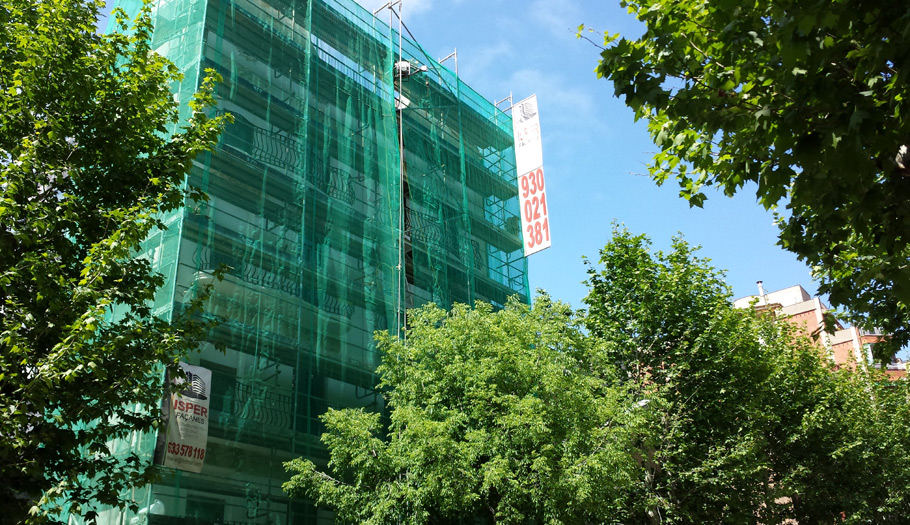 IDG GRUP WEB - IMAGEN CORPORATIVA Y PUBLICIDAD. ROTULACIÓN. Diseñamos LONAS, BANDEROLAS, PANCARTAS para las obras de empresas de construcción y rehabilitación de edificios. Frontlit, microperforadas con rejilla pvc, solvotex,... Cliente: ISPER FAÇANES.