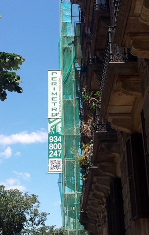 IDG GRUP WEB - IMAGEN CORPORATIVA Y PUBLICIDAD. ROTULACIÓN. Diseñamos LONAS, BANDEROLAS, PANCARTAS para las obras de empresas de construcción y rehabilitación de edificios. Frontlit, microperforadas con rejilla pvc, solvotex,... Cliente: REHABILITACIONES PERIMETRO 5