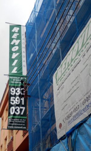 IDG GRUP WEB - IMAGEN CORPORATIVA Y PUBLICIDAD. ROTULACIÓN. Diseñamos LONAS, BANDEROLAS, PANCARTAS para las obras de empresas de construcción y rehabilitación de edificios. Frontlit, microperforadas con rejilla pvc, solvotex,... Cliente: REMOVIL FACHADAS.