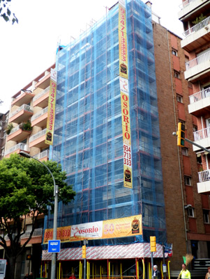 IDG GRUP WEB - IMAGEN CORPORATIVA Y PUBLICIDAD. ROTULACIÓN. Diseñamos LONAS, BANDEROLAS, PANCARTAS para las obras de empresas de construcción y rehabilitación de edificios. Frontlit, microperforadas con rejilla pvc, solvotex,... Cliente: FACHADAS OSORIO.