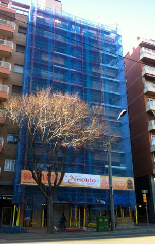 IDG GRUP WEB - IMAGEN CORPORATIVA Y PUBLICIDAD. ROTULACIÓN. Diseñamos LONAS, BANDEROLAS, PANCARTAS para las obras de empresas de construcción y rehabilitación de edificios. Frontlit, microperforadas con rejilla pvc, solvotex,... Cliente: FACHADAS OSORIO.