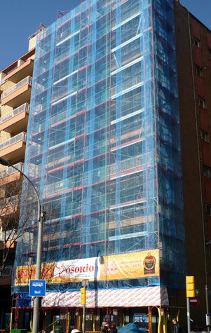 IDG GRUP WEB - IMAGEN CORPORATIVA Y PUBLICIDAD. ROTULACIÓN. Diseñamos LONAS, BANDEROLAS, PANCARTAS para las obras de empresas de construcción y rehabilitación de edificios. Frontlit, microperforadas con rejilla pvc, solvotex,... Cliente: FACHADAS OSORIO.