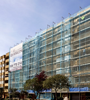 IDG GRUP WEB - IMAGEN CORPORATIVA Y PUBLICIDAD. ROTULACIÓN. Diseñamos LONAS, BANDEROLAS, PANCARTAS para las obras de empresas de construcción y rehabilitación de edificios. Frontlit, microperforadas con rejilla pvc, solvotex,... Lona GRAN FORMATO Cliente: FACHADAS ZAREN.