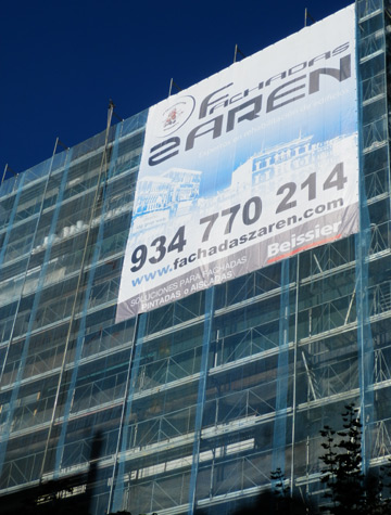 IDG GRUP WEB - IMAGEN CORPORATIVA Y PUBLICIDAD. ROTULACIÓN. Diseñamos LONAS, BANDEROLAS, PANCARTAS para las obras de empresas de construcción y rehabilitación de edificios. Frontlit, microperforadas con rejilla pvc, solvotex,... Lona GRAN FORMATO Cliente: FACHADAS ZAREN.