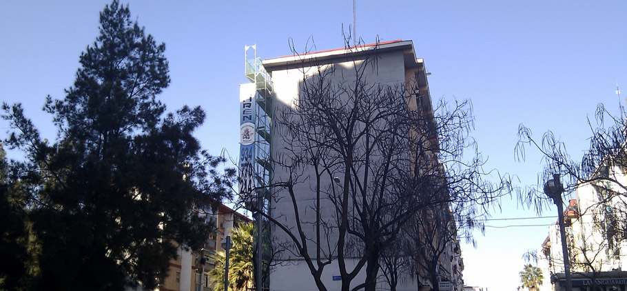 IDG GRUP WEB - IMAGEN CORPORATIVA Y PUBLICIDAD. ROTULACIÓN. Diseñamos LONAS, BANDEROLAS, PANCARTAS para las obras de empresas de construcción y rehabilitación de edificios. Frontlit, microperforadas con rejilla pvc, solvotex,... Cliente: FACHADAS ZAREN.