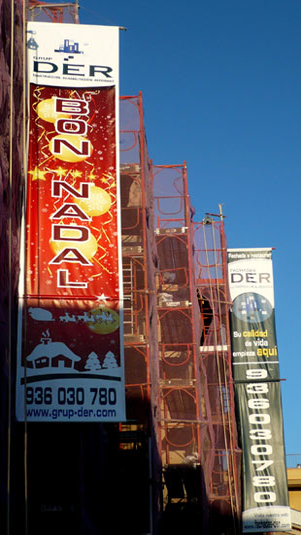 IDG GRUP WEB - IMAGEN CORPORATIVA Y PUBLICIDAD. ROTULACIÓN. Diseñamos LONAS, BANDEROLAS, PANCARTAS para las obras de empresas de construcción y rehabilitación de edificios. Frontlit, microperforadas con rejilla pvc, solvotex,... Cliente: GRUP DER - FACHADAS DER.