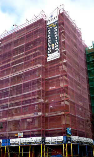 IDG GRUP WEB - IMAGEN CORPORATIVA Y PUBLICIDAD. ROTULACIÓN. Diseñamos LONAS, BANDEROLAS, PANCARTAS para las obras de empresas de construcción y rehabilitación de edificios. Frontlit, microperforadas con rejilla pvc, solvotex,... Cliente: GRUP DER - FACHADAS DER.