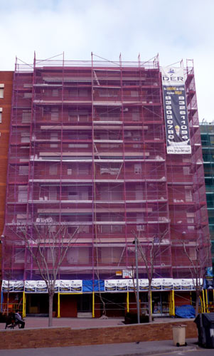 IDG GRUP WEB - IMAGEN CORPORATIVA Y PUBLICIDAD. ROTULACIÓN. Diseñamos LONAS, BANDEROLAS, PANCARTAS para las obras de empresas de construcción y rehabilitación de edificios. Frontlit, microperforadas con rejilla pvc, solvotex,... Cliente: GRUP DER - FACHADAS DER.