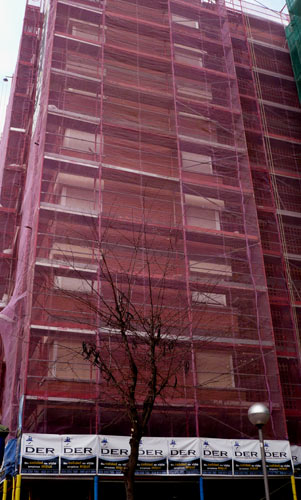 IDG GRUP WEB - IMAGEN CORPORATIVA Y PUBLICIDAD. ROTULACIÓN. Diseñamos LONAS, BANDEROLAS, PANCARTAS para las obras de empresas de construcción y rehabilitación de edificios. Frontlit, microperforadas con rejilla pvc, solvotex,... Cliente: GRUP DER - FACHADAS DER.