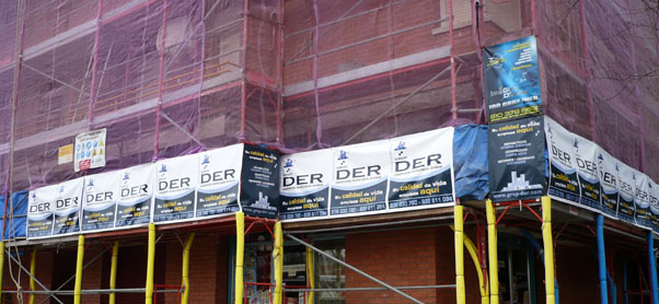 IDG GRUP WEB - IMAGEN CORPORATIVA Y PUBLICIDAD. ROTULACIÓN. Diseñamos LONAS, BANDEROLAS, PANCARTAS para las obras de empresas de construcción y rehabilitación de edificios. Frontlit, microperforadas con rejilla pvc, solvotex,... Cliente: GRUP DER - FACHADAS DER.