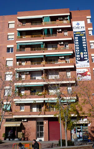 IDG GRUP WEB - IMAGEN CORPORATIVA Y PUBLICIDAD. ROTULACIÓN. Diseñamos LONAS, BANDEROLAS, PANCARTAS para las obras de empresas de construcción y rehabilitación de edificios. Frontlit, microperforadas con rejilla pvc, solvotex,... Cliente: GRUP DER - FACHADAS DER.