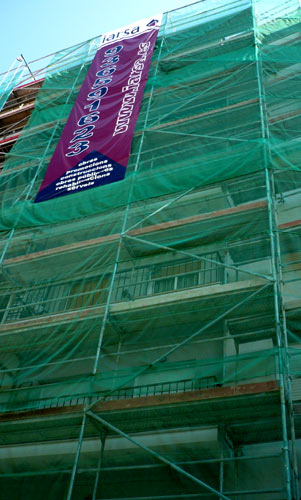 IDG GRUP WEB - IMAGEN CORPORATIVA Y PUBLICIDAD. ROTULACIÓN. Diseñamos LONAS, BANDEROLAS, PANCARTAS para las obras de empresas de construcción y rehabilitación de edificios. Frontlit, microperforadas con rejilla pvc, solvotex,... Cliente: IARSA.