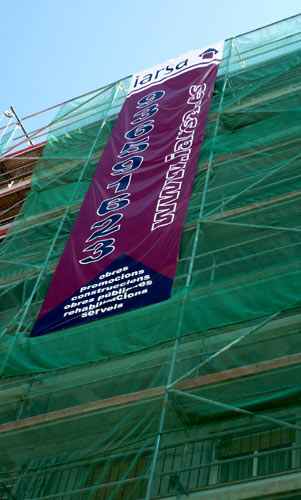 IDG GRUP WEB - IMAGEN CORPORATIVA Y PUBLICIDAD. ROTULACIÓN. Diseñamos LONAS, BANDEROLAS, PANCARTAS para las obras de empresas de construcción y rehabilitación de edificios. Frontlit, microperforadas con rejilla pvc, solvotex,... Cliente: IARSA.