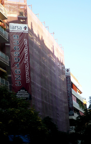 IDG GRUP WEB - IMAGEN CORPORATIVA Y PUBLICIDAD. ROTULACIÓN. Diseñamos LONAS, BANDEROLAS, PANCARTAS para las obras de empresas de construcción y rehabilitación de edificios. Frontlit, microperforadas con rejilla pvc, solvotex,... Cliente: IARSA.