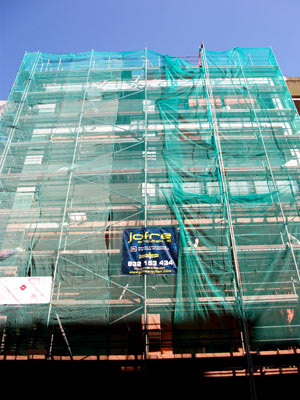 IDG GRUP WEB - IMAGEN CORPORATIVA Y PUBLICIDAD. ROTULACIÓN. Diseñamos LONAS, BANDEROLAS, PANCARTAS para las obras de empresas de construcción y rehabilitación de edificios. Frontlit, microperforadas con rejilla pvc, solvotex,... Cliente: JOFRE (ARQUITECTO)