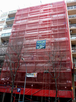 IDG GRUP WEB - IMAGEN CORPORATIVA Y PUBLICIDAD. ROTULACIÓN. Diseñamos LONAS, BANDEROLAS, PANCARTAS para las obras de empresas de construcción y rehabilitación de edificios. Frontlit, microperforadas con rejilla pvc, solvotex,... Cliente: JOFRE (ARQUITECTO)