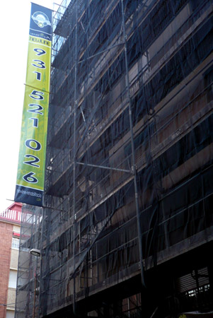 IDG GRUP WEB - IMAGEN CORPORATIVA Y PUBLICIDAD. ROTULACIÓN. Diseñamos LONAS, BANDEROLAS, PANCARTAS para las obras de empresas de construcción y rehabilitación de edificios. Frontlit, microperforadas con rejilla pvc, solvotex,... Cliente: NEWLINE REHABILITACIÓ.