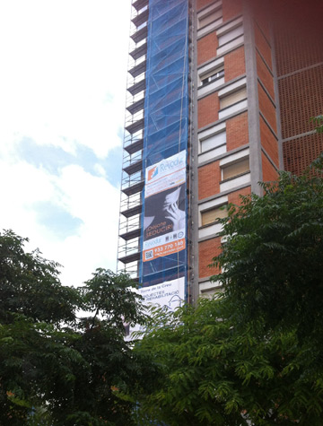 IDG GRUP WEB - IMAGEN CORPORATIVA Y PUBLICIDAD. ROTULACIÓN. Diseñamos LONAS, BANDEROLAS, PANCARTAS para las obras de empresas de construcción y rehabilitación de edificios. Frontlit, microperforadas con rejilla pvc, solvotex,... Lona GRAN FORMATO Cliente: REVODUR REHABILITACIONES.