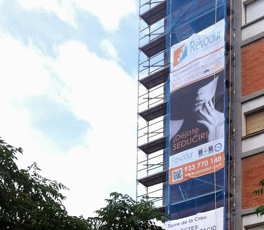 IDG GRUP WEB - IMAGEN CORPORATIVA Y PUBLICIDAD. ROTULACIÓN. Diseñamos LONAS, BANDEROLAS, PANCARTAS para las obras de empresas de construcción y rehabilitación de edificios. Frontlit, microperforadas con rejilla pvc, solvotex,... Lona GRAN FORMATO Cliente: REVODUR REHABILITACIONES.
