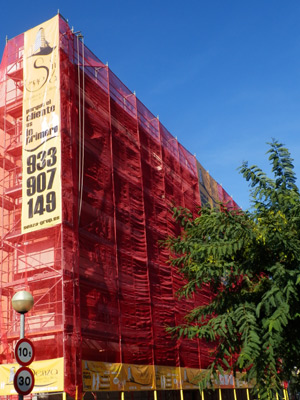 IDG GRUP WEB - IMAGEN CORPORATIVA Y PUBLICIDAD. ROTULACIÓN. Diseño y Rotulación de LONAS, BANDEROLAS, PANCARTAS para las obras de empresas de construcción y rehabilitación de edificios. Frontlit, microperforadas con rejilla pvc, solvotex,... Cliente: SENZA REHABILITACIÓN EDIFICIOS.