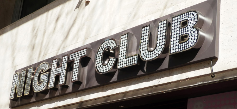 DISEÑO Y COLOCACIÓN DE ROTULOS COMERCIALES - LUMINOSOS. LETRAS CORPOREAS. METACRILATOS. VINILOS DE IMPRESIÓN. VINIOS DE CORTE. VINILOS MONOMÉRICOS. VINILOS POLIMÉRICOS. Cliente: BACARRA NIGHT CLUB.