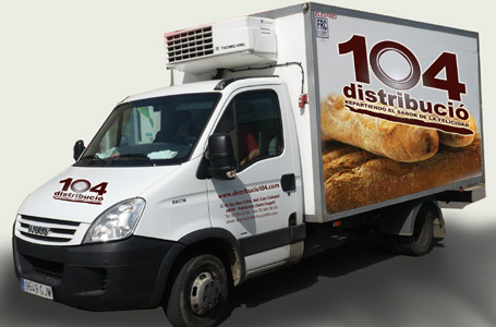 IDG GRUP WEB - ROTULACIÓN COMERCIAL - ROTULACIÓN DE VEHÍCULOS COMERCIALES: Rotulación de Coches, Rotulación de Furgonetas, Rotulación de Camiones, Rotulación de Motos, Rotulación de Barcos,... Rotulación con Vinilo de Corte, Rotulación con Vinilo de Impresión, Rotulación con Vinilo de Fundición, Rotulación Total Covering. ROTULACIÓN VEHÍCULO COMERCIAL (CAMIÓN FRIGORÍFICO) - Cliente: DISTRIBUCIO 104.