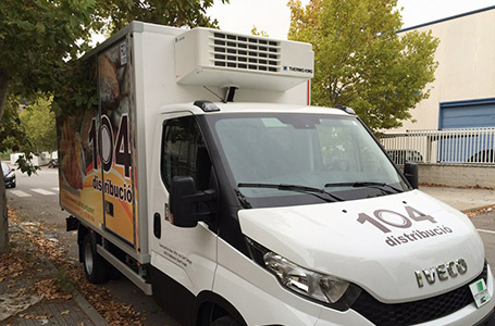 IDG GRUP WEB - ROTULACIÓN COMERCIAL - ROTULACIÓN DE VEHÍCULOS COMERCIALES: Rotulación de Coches, Rotulación de Furgonetas, Rotulación de Camiones, Rotulación de Motos, Rotulación de Barcos,... Rotulación con Vinilo de Corte, Rotulación con Vinilo de Impresión, Rotulación con Vinilo de Fundición, Rotulación Total Covering. ROTULACIÓN VEHÍCULO COMERCIAL (CAMIÓN) - Cliente: DISTRIBUCIO 104.