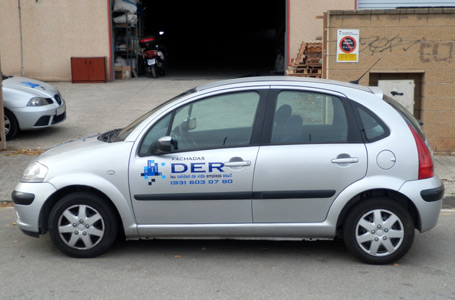 IDG GRUP WEB - ROTULACIÓN COMERCIAL - ROTULACIÓN DE VEHÍCULOS COMERCIALES: Rotulación de Coches, Rotulación de Furgonetas, Rotulación de Camiones, Rotulación de Motos, Rotulación de Barcos,... Rotulación con Vinilo de Corte, Rotulación con Vinilo de Impresión, Rotulación con Vinilo de Fundición, Rotulación Total Covering. ROTULACIÓN VEHÍCULO COMERCIAL (COCHE) - Cliente: FACHADAS DER - GRUP DER.