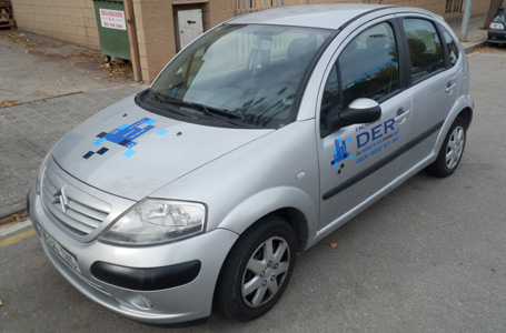 IDG GRUP WEB - ROTULACIÓN COMERCIAL - ROTULACIÓN DE VEHÍCULOS COMERCIALES: Rotulación de Coches, Rotulación de Furgonetas, Rotulación de Camiones, Rotulación de Motos, Rotulación de Barcos,... Rotulación con Vinilo de Corte, Rotulación con Vinilo de Impresión, Rotulación con Vinilo de Fundición, Rotulación Total Covering. ROTULACIÓN VEHÍCULO COMERCIAL (COCHE) - Cliente: FACHADAS DER - GRUP DER.