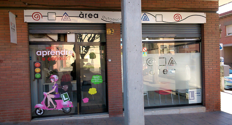 ROTULACIÓN COMERCIAL - DISEÑO Y COLOCACIÓN DE ROTULOS COMERCIALES - LUMINOSOS. METACRILATOS. VINILOS DE IMPRESIÓN. VINIOS DE CORTE. VINILOS MONOMÉRICOS. VINILOS POLIMÉRICOS. Cliente: Autoescuela AREA, Sant Feliu, BARCELONA.
