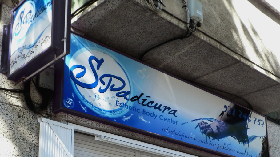 DISEÑO Y COLOCACIÓN DE ROTULOS COMERCIALES - LUMINOSOS. METACRILATOS. VINILOS DE IMPRESIÓN. VINIOS DE CORTE. VINILOS MONOMÉRICOS. VINILOS POLIMÉRICOS. Cliente: SPADICURA. Terrassa. Barcelona