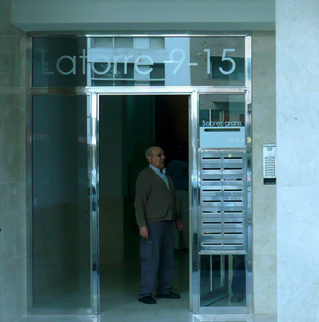 DISEÑO Y COLOCACIÓN DE ROTULOS COMERCIALES - LUMINOSOS. METACRILATOS. VINILOS DE IMPRESIÓN. VINIOS DE CORTE. VINILOS MONOMÉRICOS. VINILOS CORTE GRIS Y GLASEADO (POLIMÉRICOS). Cliente: FACHADAS ZAREN & E.M. LES CLOTES. Sabadell. Barcelona