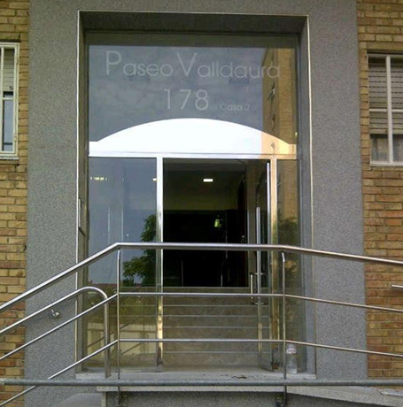 DISEÑO Y COLOCACIÓN DE ROTULOS COMERCIALES - LUMINOSOS. METACRILATOS. VINILOS DE IMPRESIÓN. VINIOS DE CORTE. VINILOS MONOMÉRICOS. VINILOS CORTE GRIS Y GLASEADO (POLIMÉRICOS). Cliente: GRUP DER. Sabadell. Barcelona