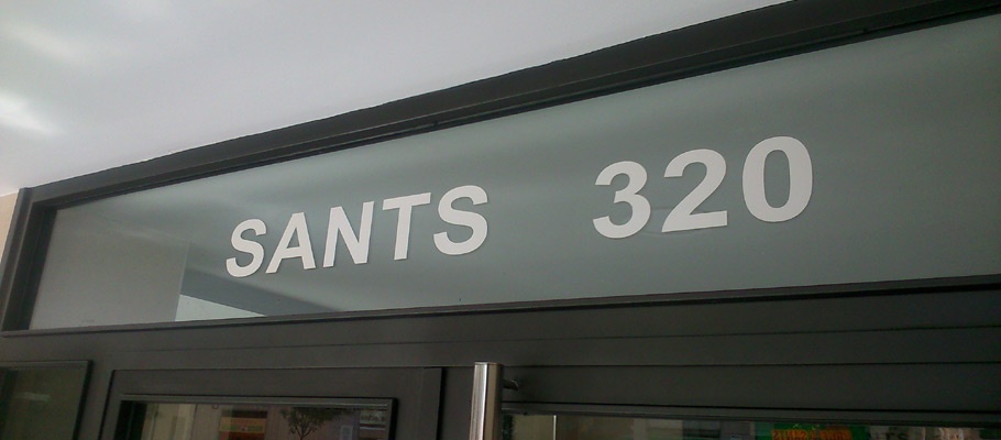 DISEÑO Y COLOCACIÓN DE ROTULOS COMERCIALES - LUMINOSOS. METACRILATOS. VINILOS DE IMPRESIÓN. VINIOS DE CORTE. VINILOS MONOMÉRICOS. VINILOS CORTE GRIS Y GLASEADO (POLIMÉRICOS). Cliente: FACHADAS ZAREN. Sabadell. Barcelona