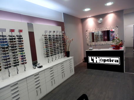 DISEÑO Y COLOCACIÓN DE ROTULOS COMERCIALES - LUMINOSOS O NO LUMINOSOS. RETROILUMINADOS. LEDS. LETRAS CORPÓREAS. METACRILATOS. VINILOS DE IMPRESIÓN. VINIOS DE CORTE. VINILOS MONOMÉRICOS. VINILO MONOMÉRICO. Cliente: L'H OPTICA, L'Hospitalet. Barcelona.