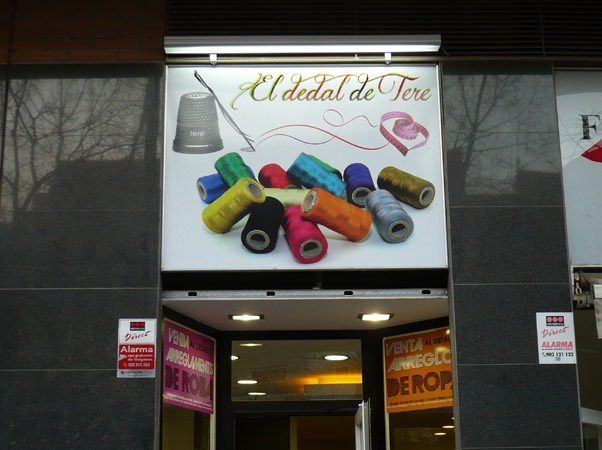DISEÑO Y COLOCACIÓN DE ROTULOS COMERCIALES - LUMINOSOS. METACRILATOS. VINILOS DE IMPRESIÓN. VINIOS DE CORTE. VINILOS MONOMÉRICOS. VINILOS POLIMÉRICOS. Cliente: El Dedal de TERE, Esplugues