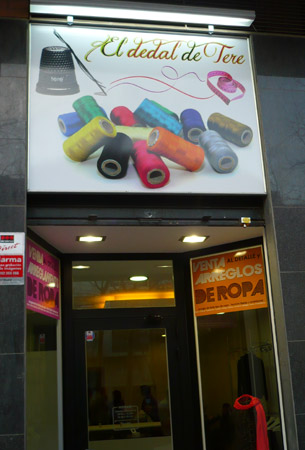 DISEÑO Y COLOCACIÓN DE ROTULOS COMERCIALES - LUMINOSOS. METACRILATOS. VINILOS DE IMPRESIÓN. VINIOS DE CORTE. VINILOS MONOMÉRICOS. VINILOS POLIMÉRICOS. Cliente: El Dedal de TERE, Esplugues