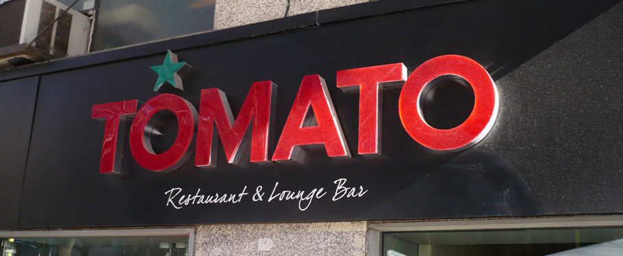 DISEÑO Y COLOCACIÓN DE ROTULOS COMERCIALES - LUMINOSOS O NO LUMINOSOS. RETROILUMINADOS. LEDS. LETRAS CORPÓREAS. METACRILATOS. VINILOS DE IMPRESIÓN. VINIOS DE CORTE. VINILOS MONOMÉRICOS. VINILOS POLIMÉRICOS. Cliente: Restaurante TOMATO BARCELONA.