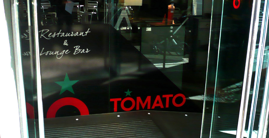 DISEÑO Y COLOCACIÓN DE ROTULOS COMERCIALES - LUMINOSOS O NO LUMINOSOS. RETROILUMINADOS. LEDS. LETRAS CORPÓREAS. METACRILATOS. VINILOS DE IMPRESIÓN. VINIOS DE CORTE. VINILOS MONOMÉRICOS. VINILOS POLIMÉRICOS. Cliente: Restaurante TOMATO BARCELONA.