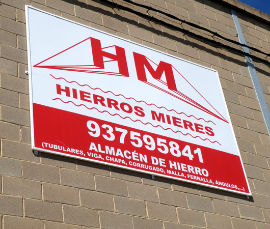 DISEÑO Y COLOCACIÓN DE ROTULOS COMERCIALES - LUMINOSOS. METACRILATOS. VINILOS DE IMPRESIÓN. VINIOS DE CORTE. VINILOS MONOMÉRICOS. VINILOS POLIMÉRICOS. Cliente: HIERROS MIERES, Cabrera de Mar