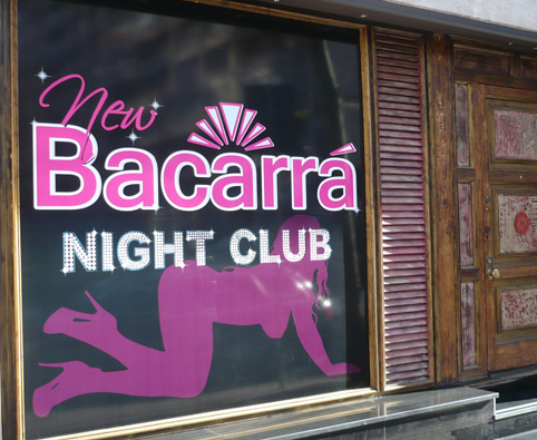 DISEÑO Y COLOCACIÓN DE ROTULOS COMERCIALES - LUMINOSOS. METACRILATOS. VINILOS DE IMPRESIÓN. VINIOS DE CORTE. VINILOS MONOMÉRICOS. VINILOS POLIMÉRICOS. Cliente: NEW BACARRÁ - NIGHT CLUB (Barcelona)