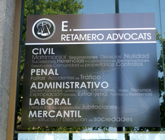 DISEÑO Y COLOCACIÓN DE ROTULOS COMERCIALES - LUMINOSOS. METACRILATOS. VINILOS DE IMPRESIÓN. VINIOS DE CORTE. VINILOS MONOMÉRICOS. VINILOS POLIMÉRICOS. Cliente: E.RETAMERO ADVOCATS (Viladecans)